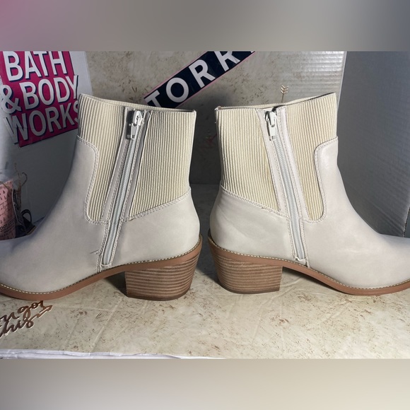 Mid calf cowboy style boots - Picture 6 of 6